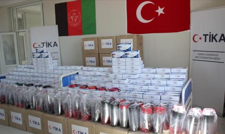 أفغانستان تكافح كورونا بكمامات تركية “تيكا” التركية قدمت 101 ألفا من الكمامات الطبية إلى أفغانستان