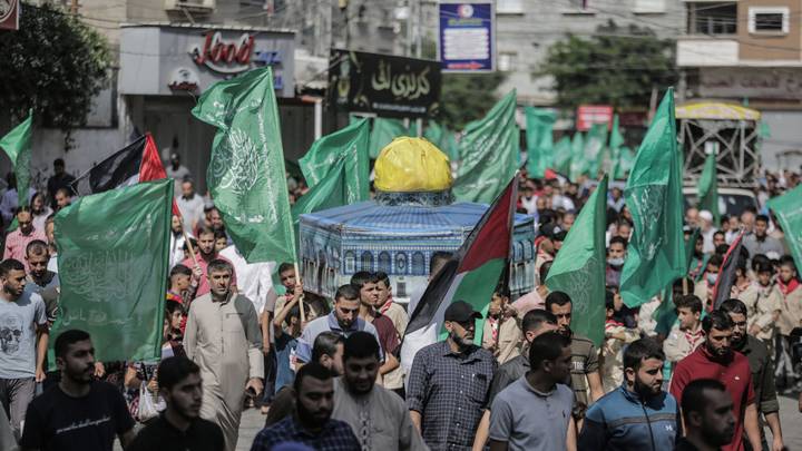 بريطانيا تصنف حماس منظمة “إرهابية”.. الحركة تتهمها بالانحياز وبينيت يرحّب