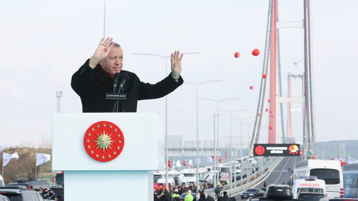 شاهد | أردوغان يفتتح الجسر المعلق الأطول في العالم “جناق قلعة 1915”